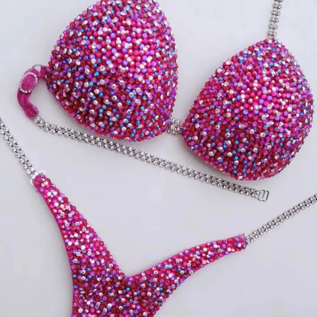 ステージで勝つために設計された 競技用ビキニ