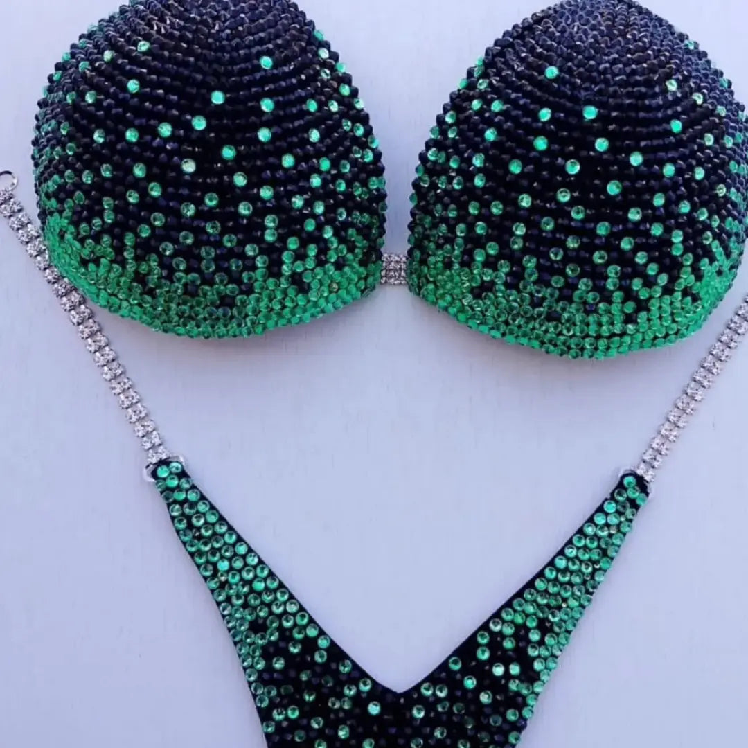 ステージで勝つために設計された 競技用ビキニ