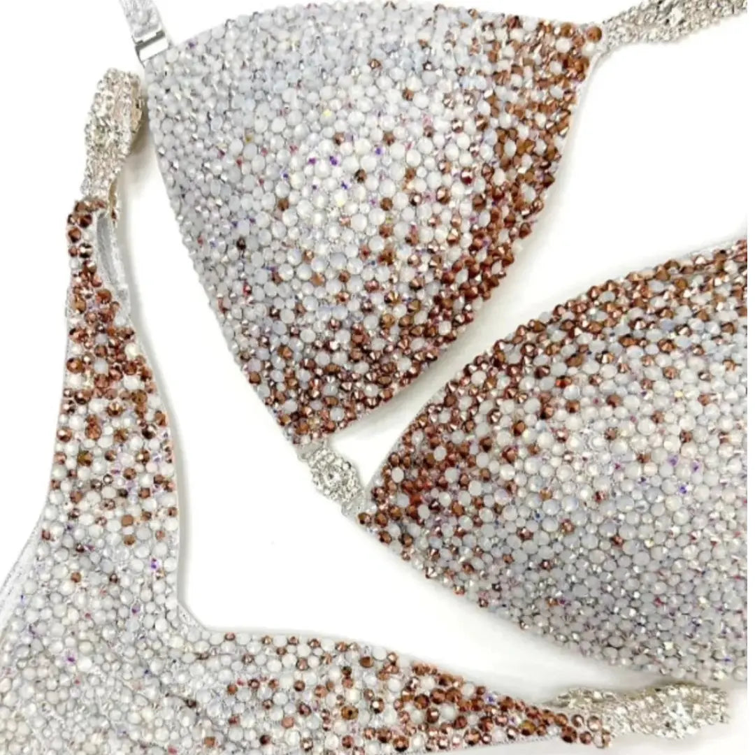 ステージで勝つために設計された 競技用ビキニ