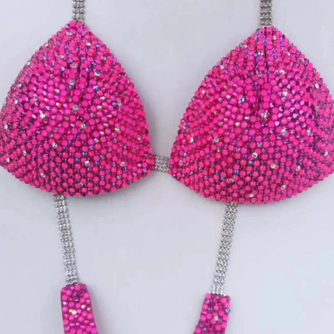 ステージで勝つために設計された 競技用ビキニ