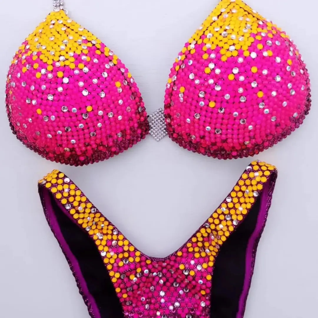 ステージで勝つために設計された 競技用ビキニ