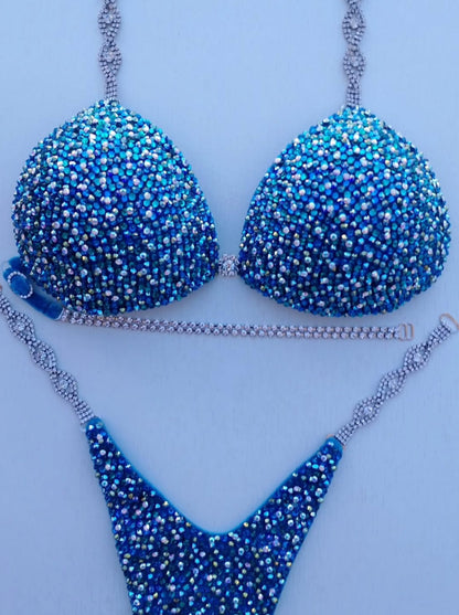 ステージで輝く競技用ビキニ リアルクイーンズ