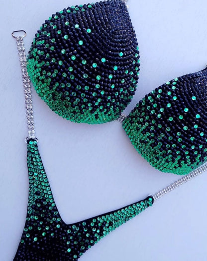 ステージで輝く競技用ビキニ リアルクイーンズ