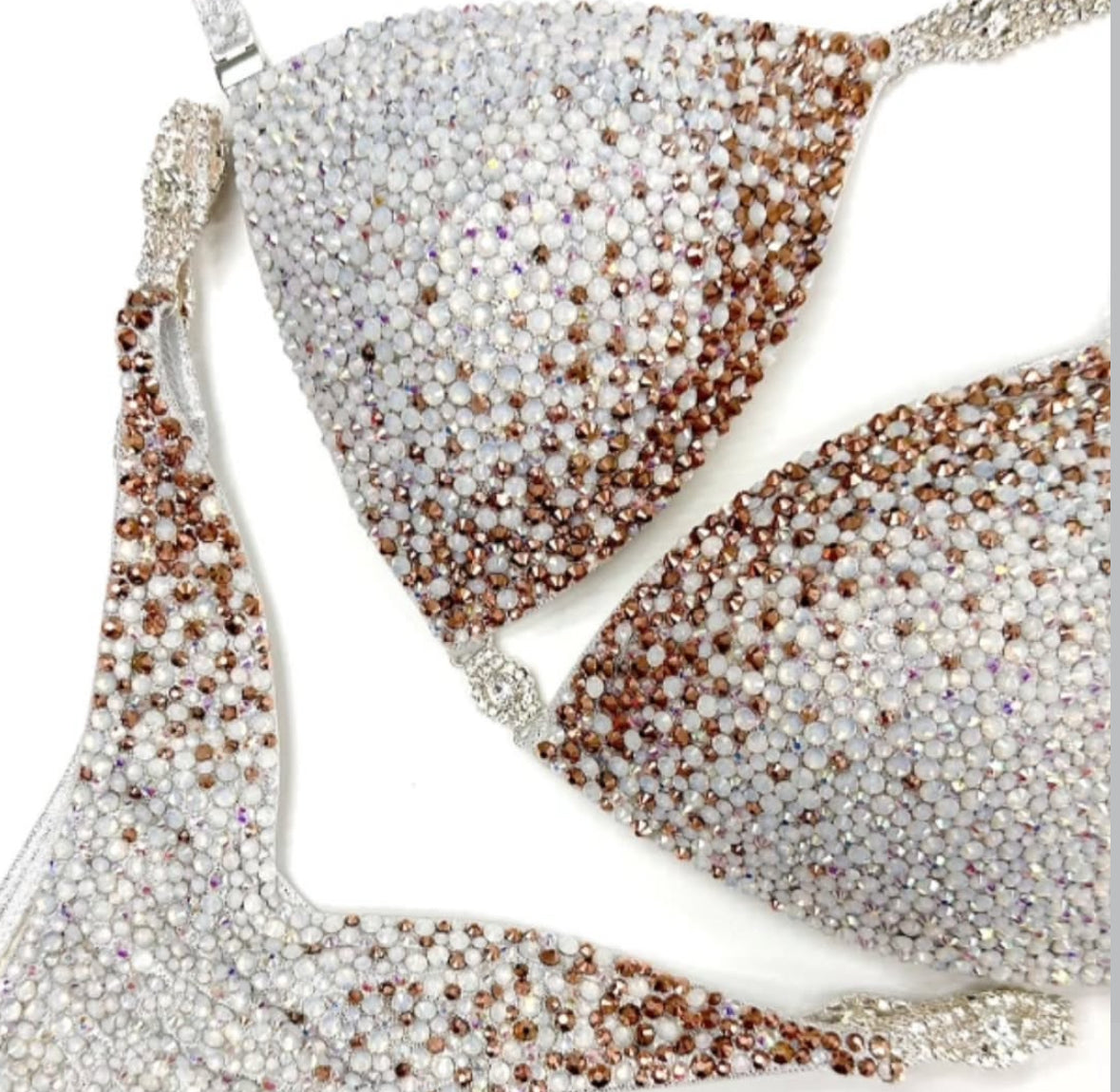 ステージで輝く競技用ビキニ リアルクイーンズ