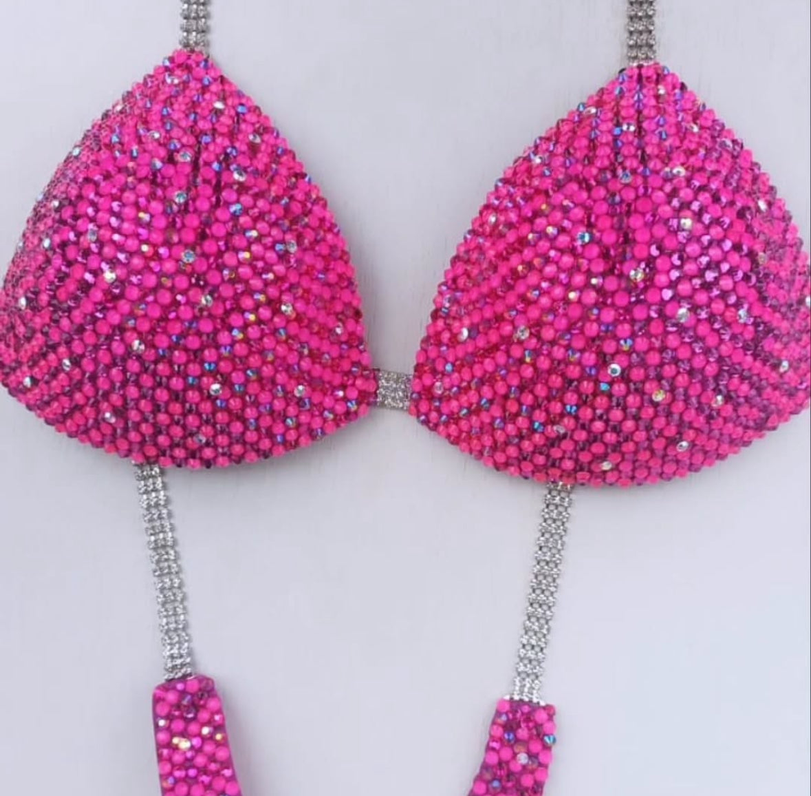 ステージで輝く競技用ビキニ リアルクイーンズ