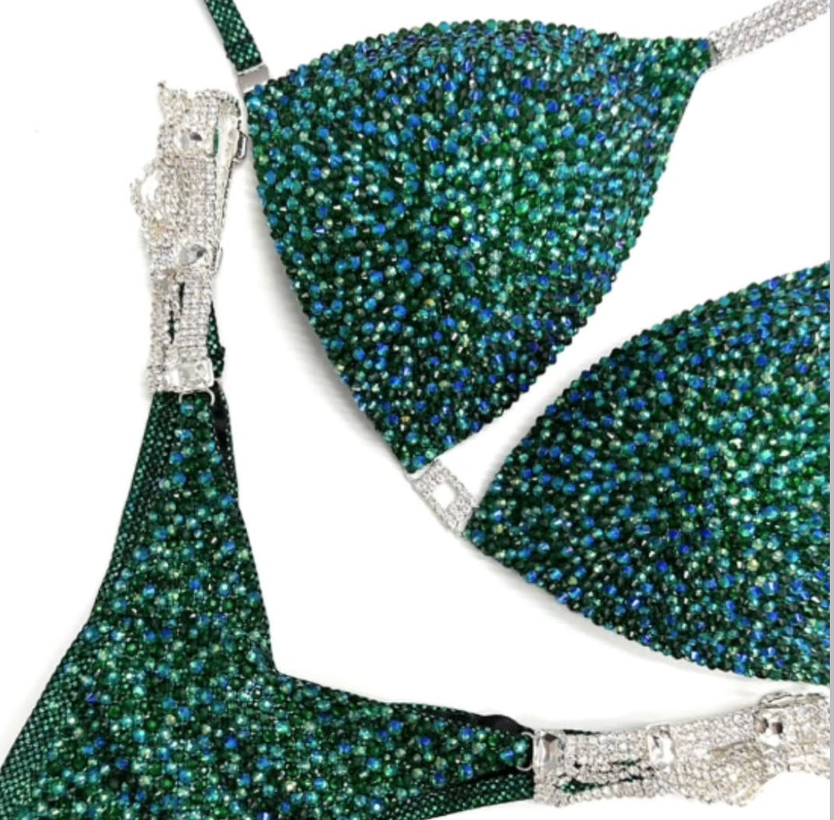 ステージで輝く競技用ビキニ リアルクイーンズ